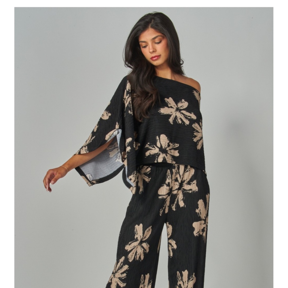 NWT Love Poem Black Daisy Off The Shoulder Plisse Set Size L
